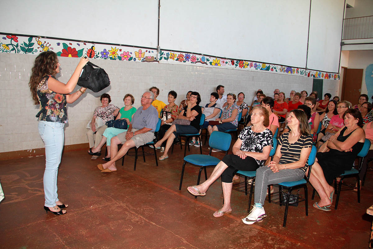 IDOSOS SE PREPARAM PARA HIDROGINÁSTICA